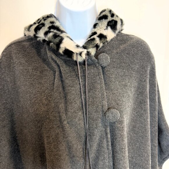 NWT Charming Charlie Hooded Poncho w/ Faux Fur Trim – One Size - Picture 4 of 8